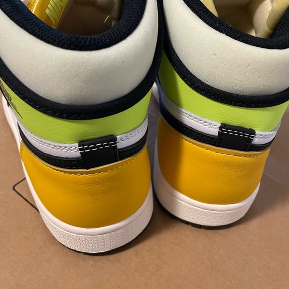 Air Jordan 1 High - Volt - Picture 3 of 4